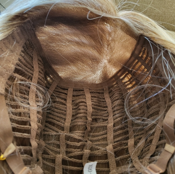 Belletress wig MOVING NEED TO SELL BY THIS WEEKEND LOWEREST PRICE - Picture 5 of 7